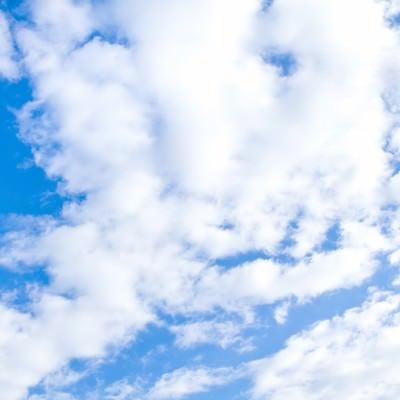 青空とおぼろ雲の写真