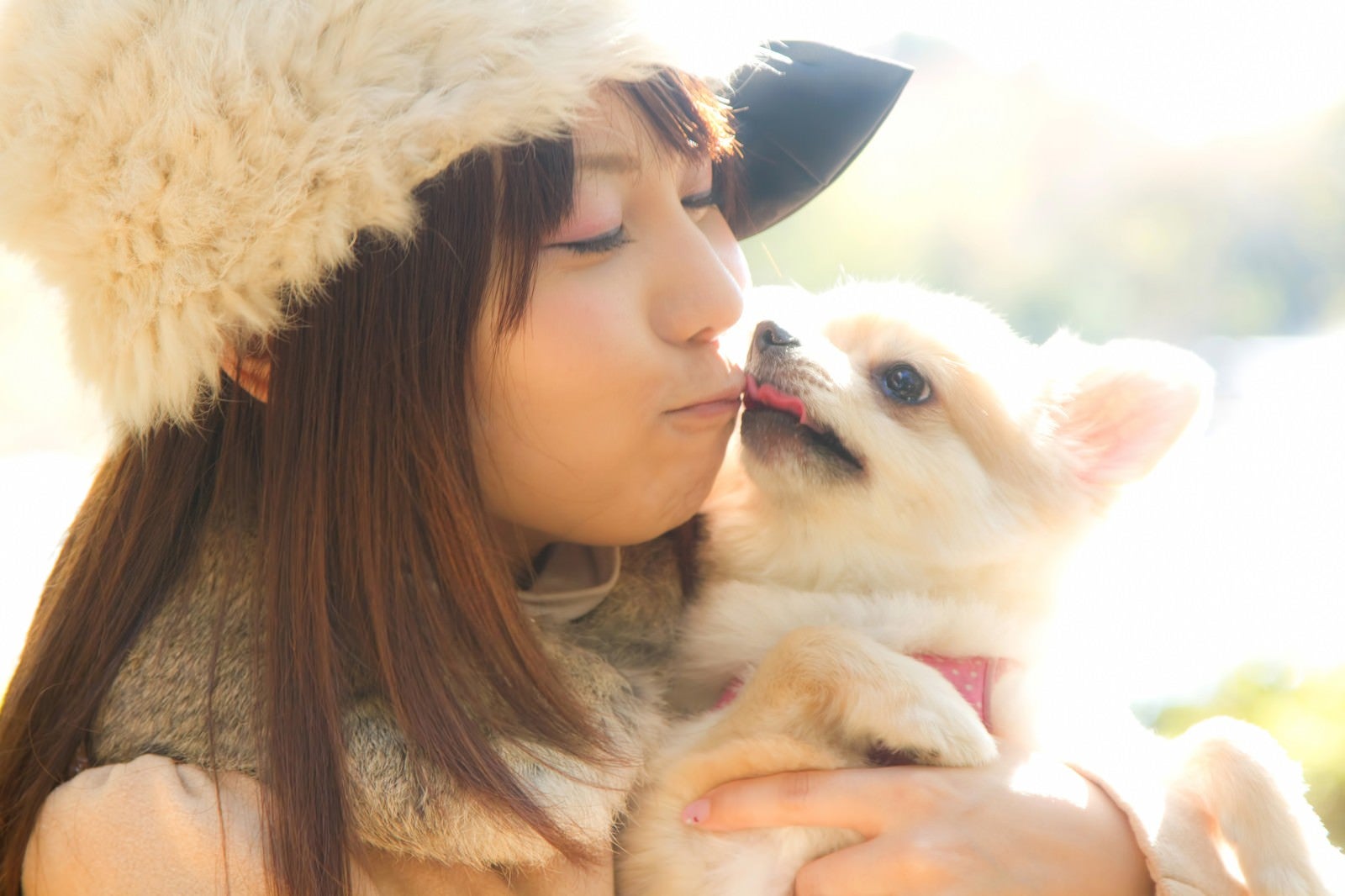「犬とキス（チュー）する可愛い女の子」の写真［モデル：Lala］