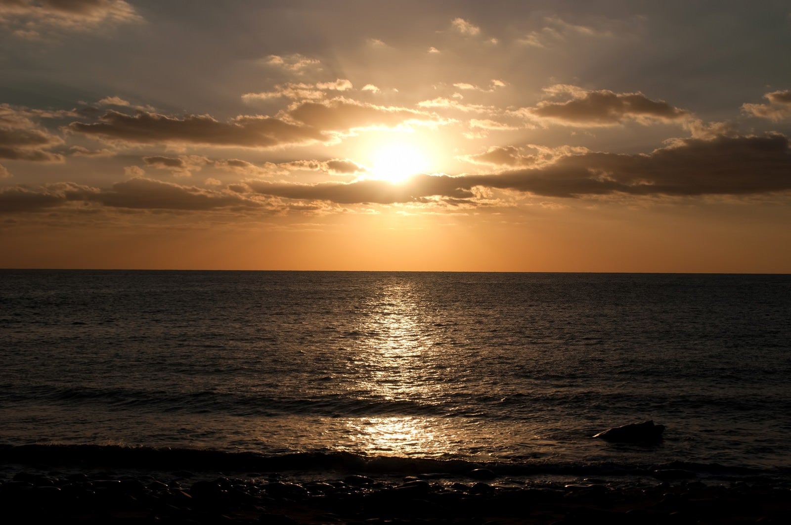 「屋久島の海と夕焼け」の写真