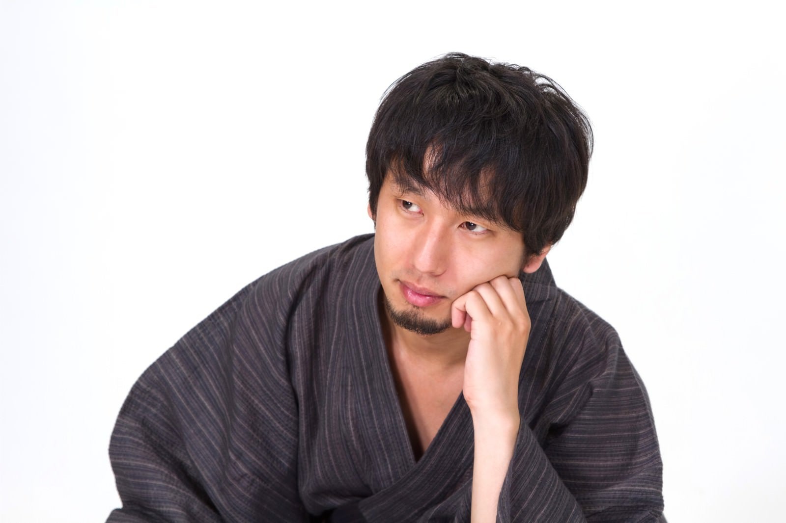 「肘立てて考える浴衣の男性」の写真［モデル：大川竜弥］