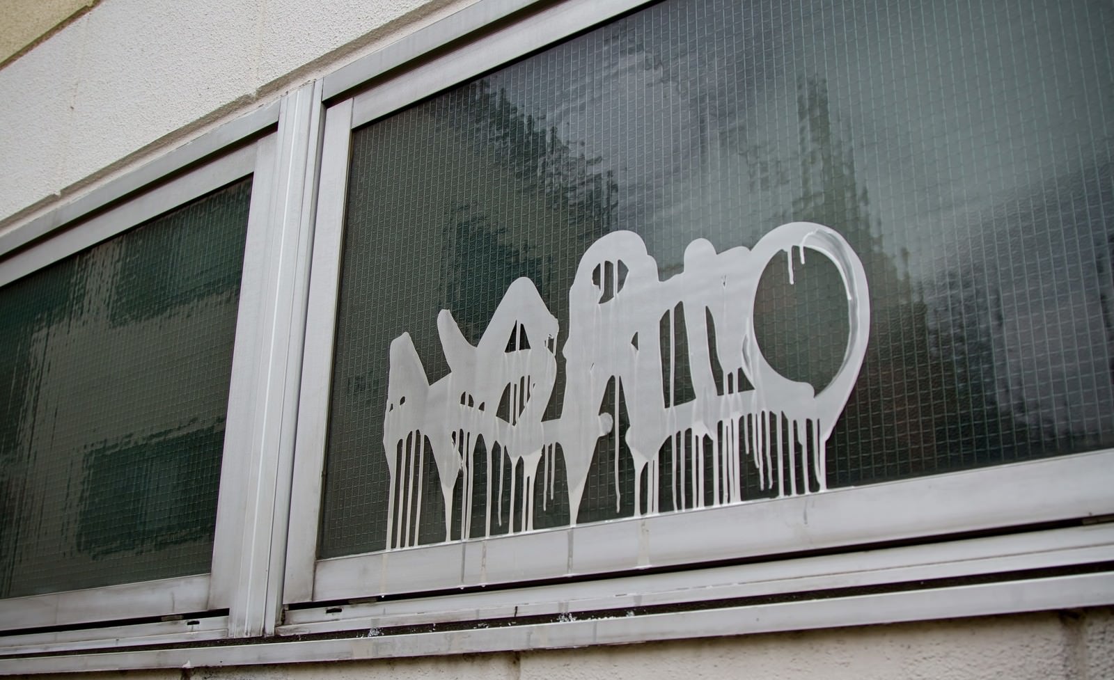 「窓に書かれた落書き」の写真