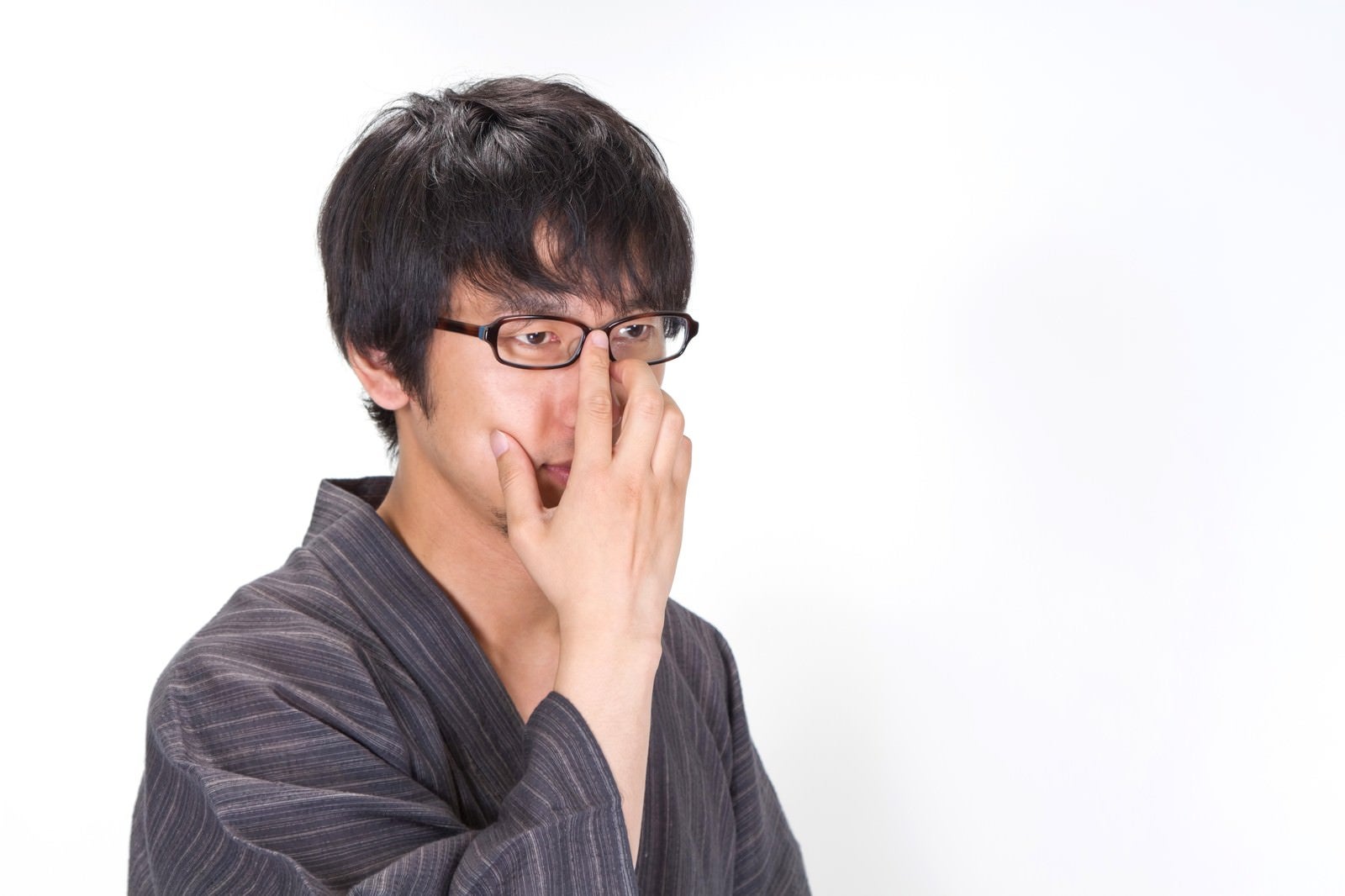 「眼鏡を直すプロ棋士のような浴衣男子」の写真［モデル：大川竜弥］