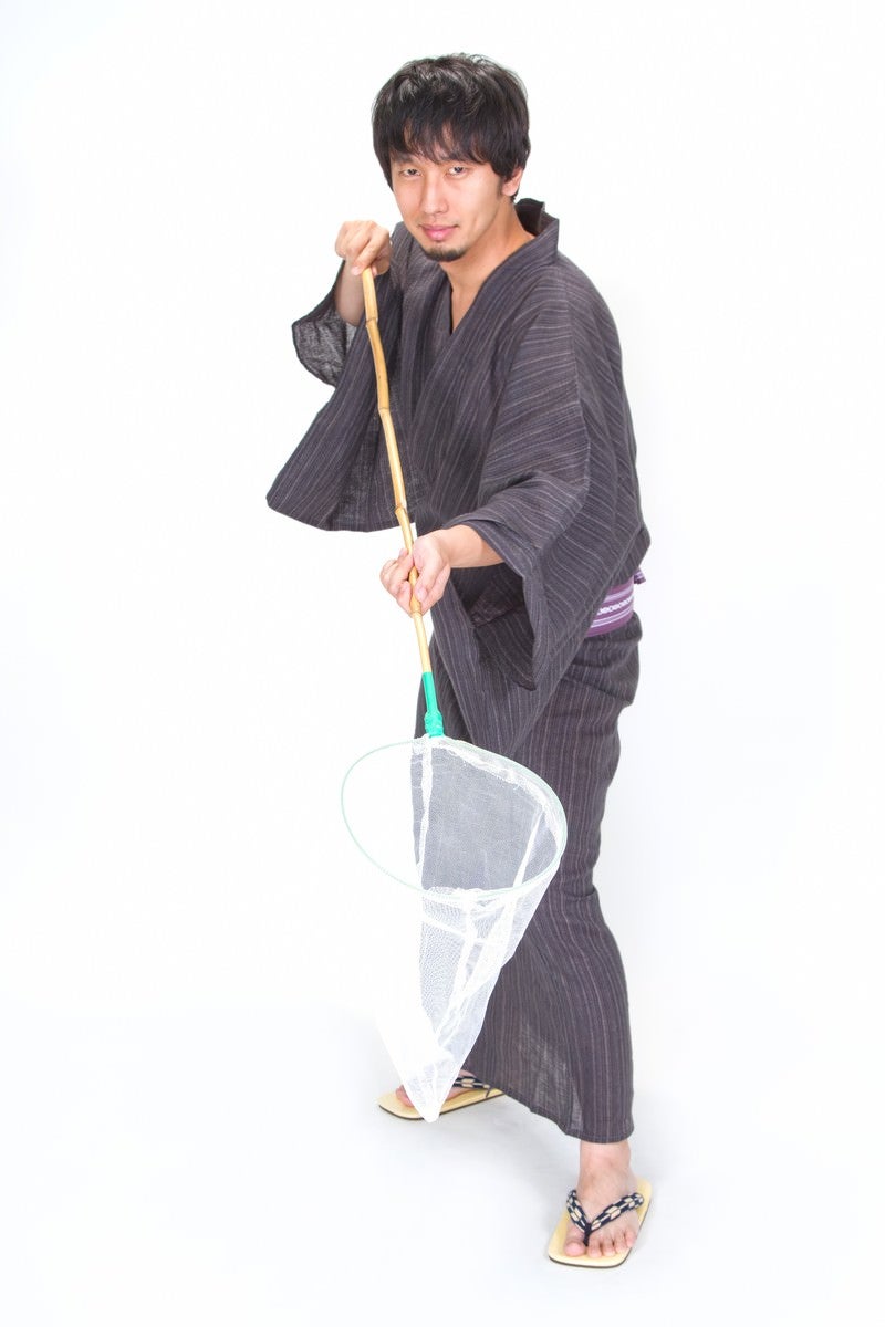 「虫取り網でセイッ！浴衣男子」の写真［モデル：大川竜弥］