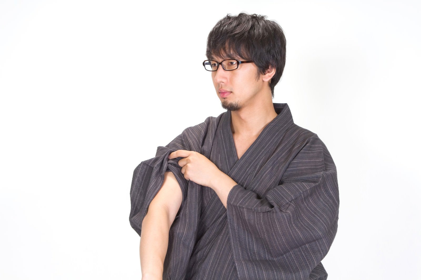 「腕まくりをする眼鏡浴衣男子」の写真［モデル：大川竜弥］