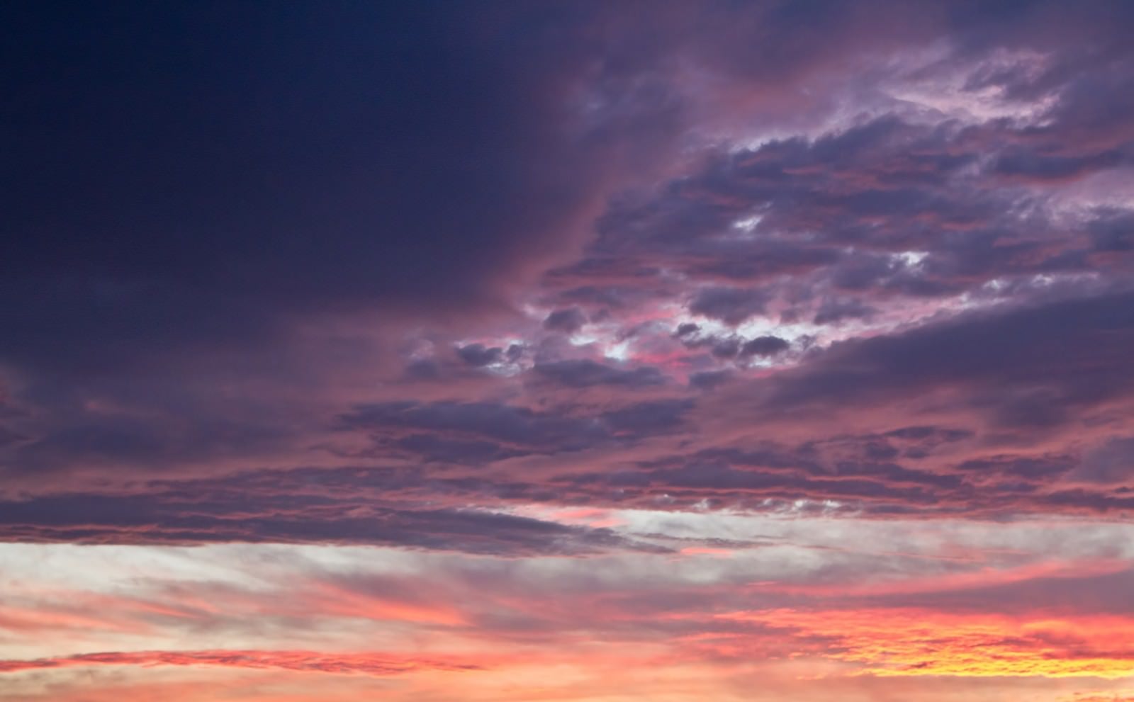 「夕焼け色の空と雲」の写真