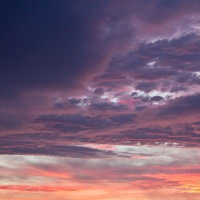 夕焼け色の空と雲の写真