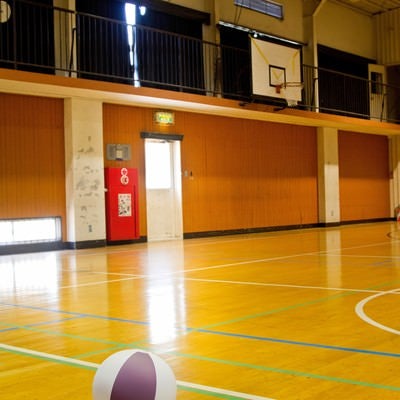 バスケットゴールと学校の体育館の写真