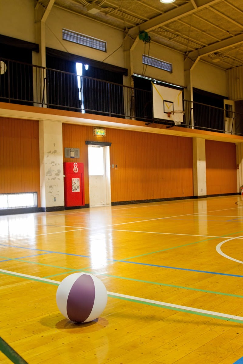 「バスケットゴールと学校の体育館」の写真