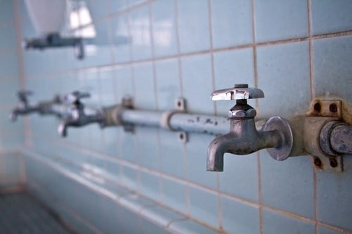 廃校のタイルの手洗い場の写真