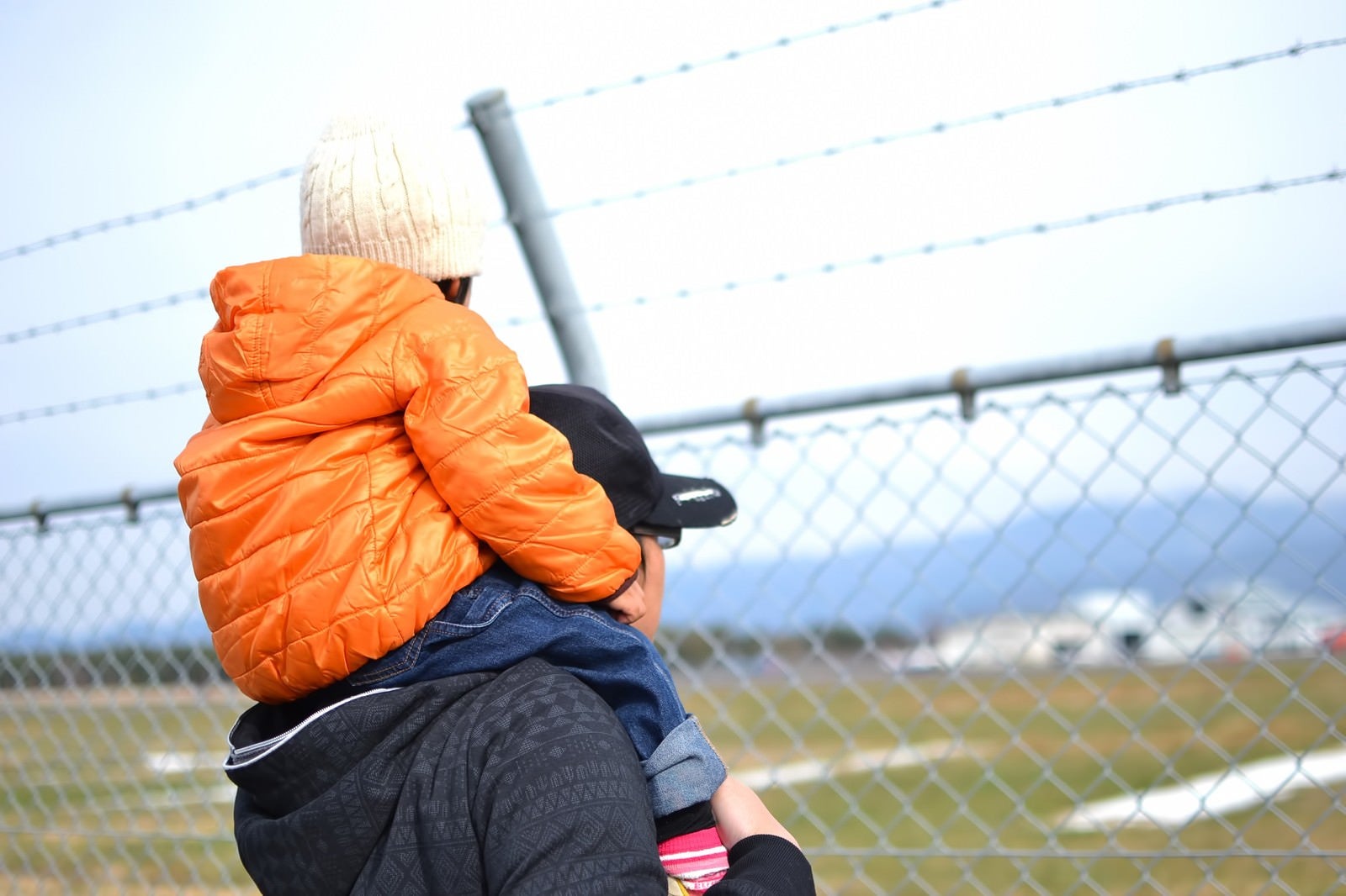 「フェンスと肩車をした親子」の写真