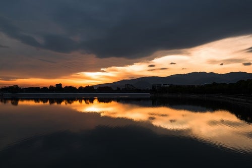 夕焼けと反射する水面の写真