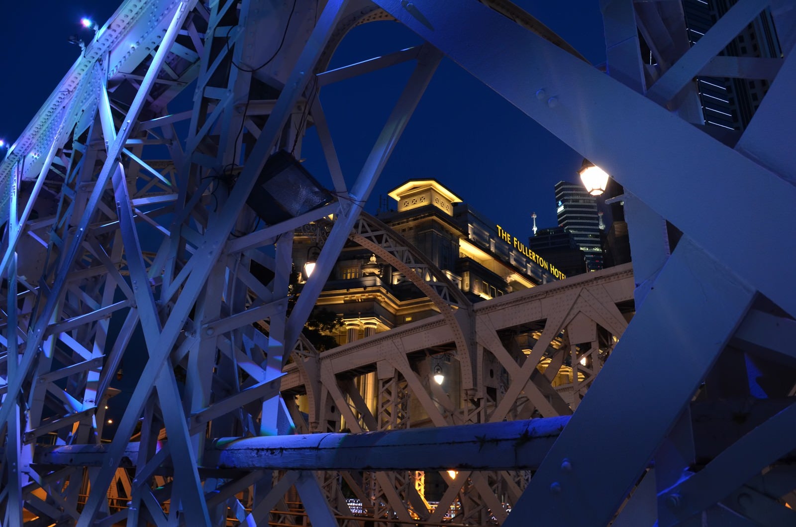 「シンガポールのFullertonhotelと鉄橋」の写真