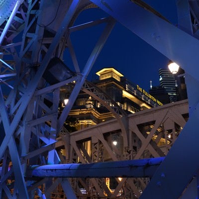 シンガポールのFullertonhotelと鉄橋の写真