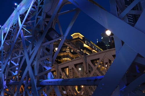 シンガポールのFullertonhotelと鉄橋の写真