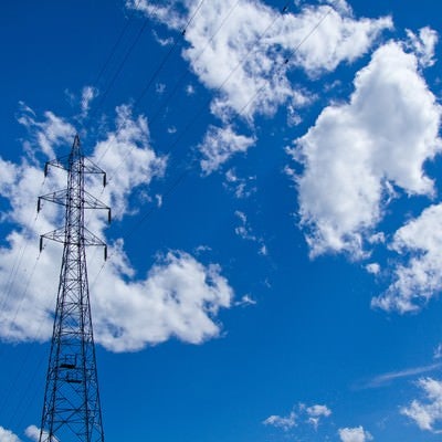 青空・雲と送電線の写真