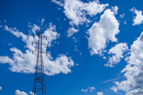 青空・雲と送電線の写真