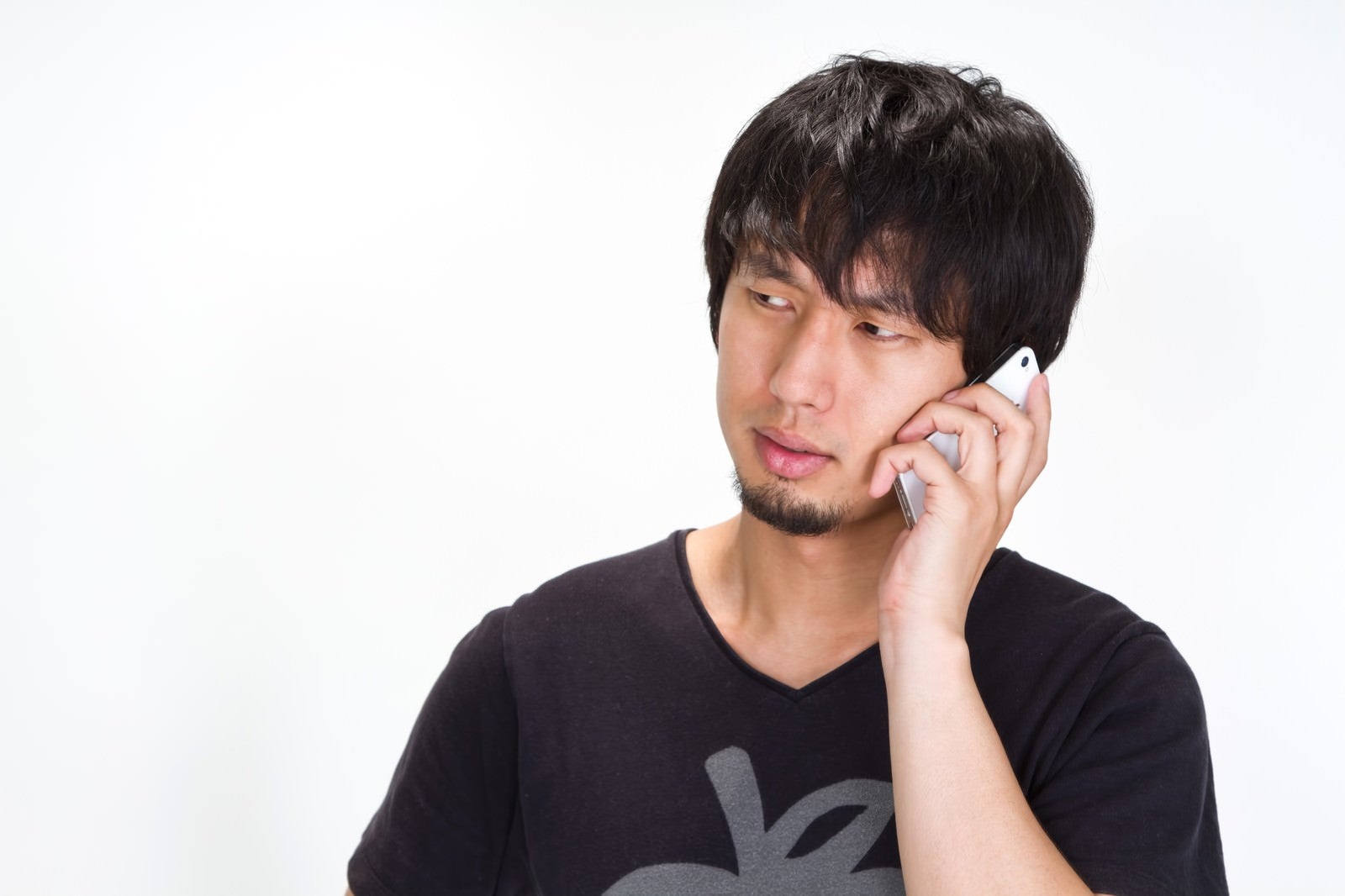 「電話しながらマジギレする男性」の写真［モデル：大川竜弥］