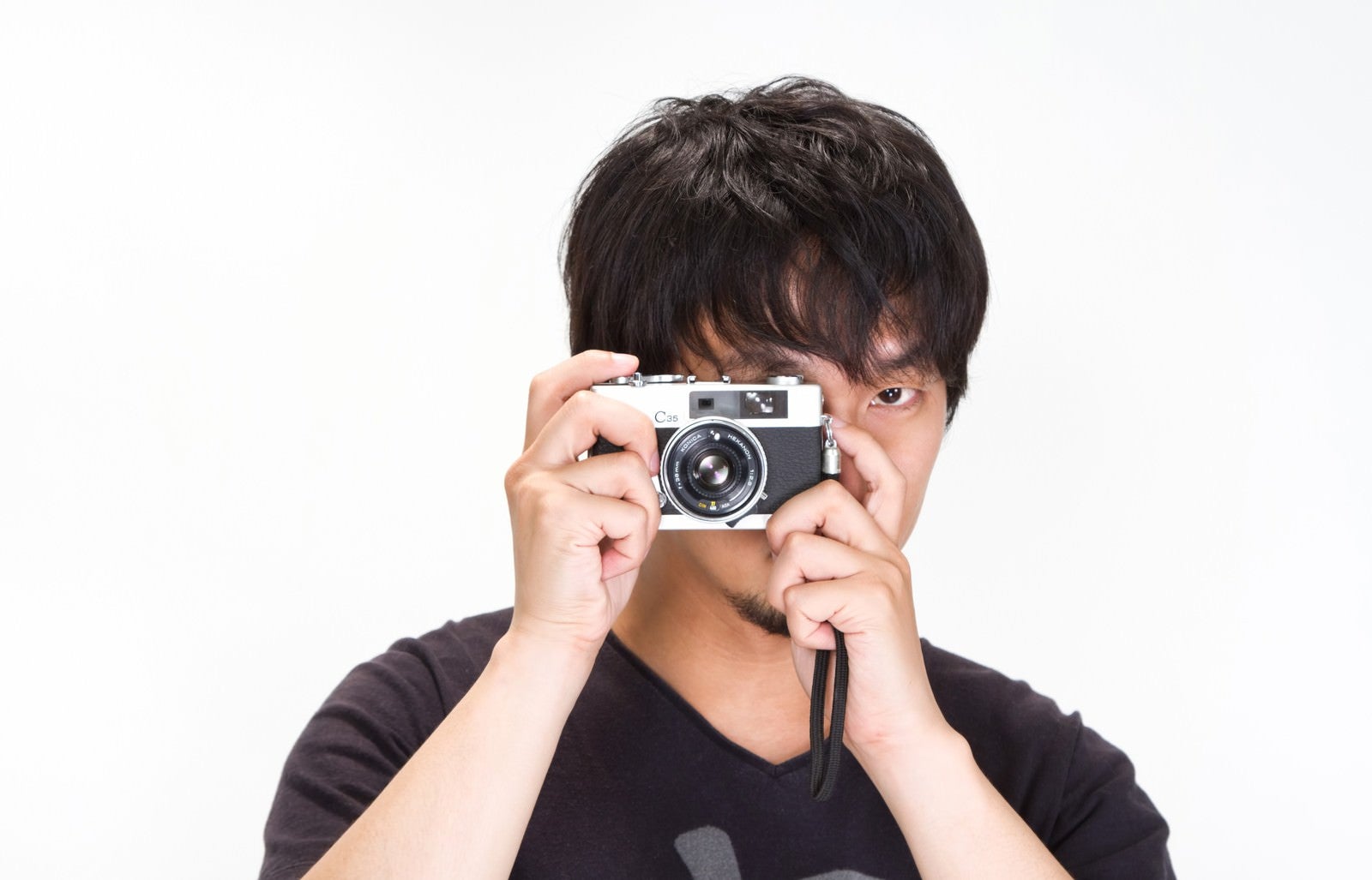 「「見逃さない！」カメラを構える男性」の写真［モデル：大川竜弥］
