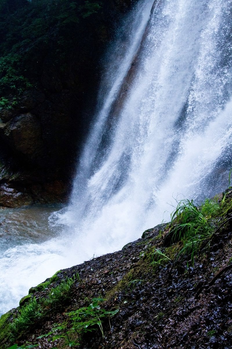 「しぶきをあげる滝」の写真