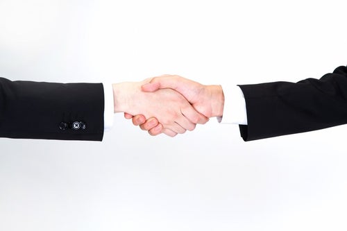握手をするビジネスマン（手）の写真