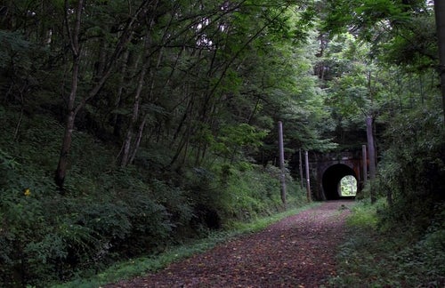 不気味な廃線のトンネルの写真