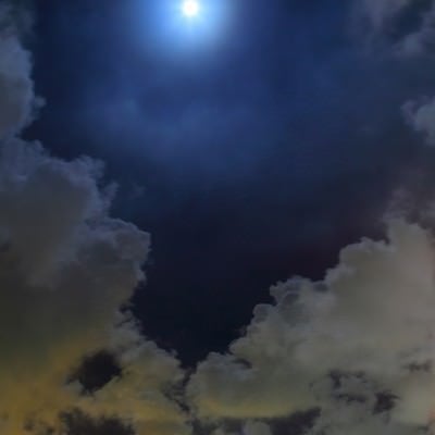 眩しい満月と横浜の夜景の写真
