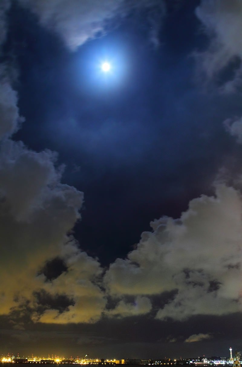 眩しい満月と横浜の夜景の写真
