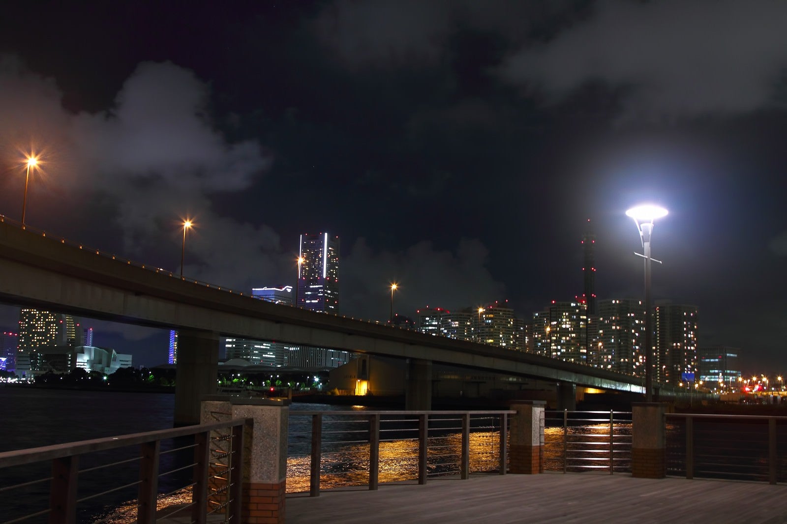 「横浜コットンハーバー地区からの夜景」の写真