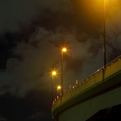 横浜のマリンタワーと専用道路の夜景の写真