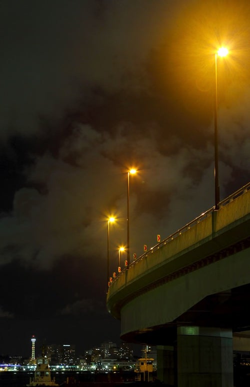 横浜のマリンタワーと専用道路の夜景の写真
