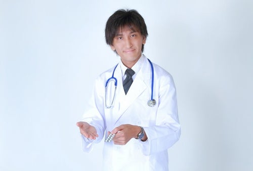 お薬を提案する白衣を着たドクターの写真