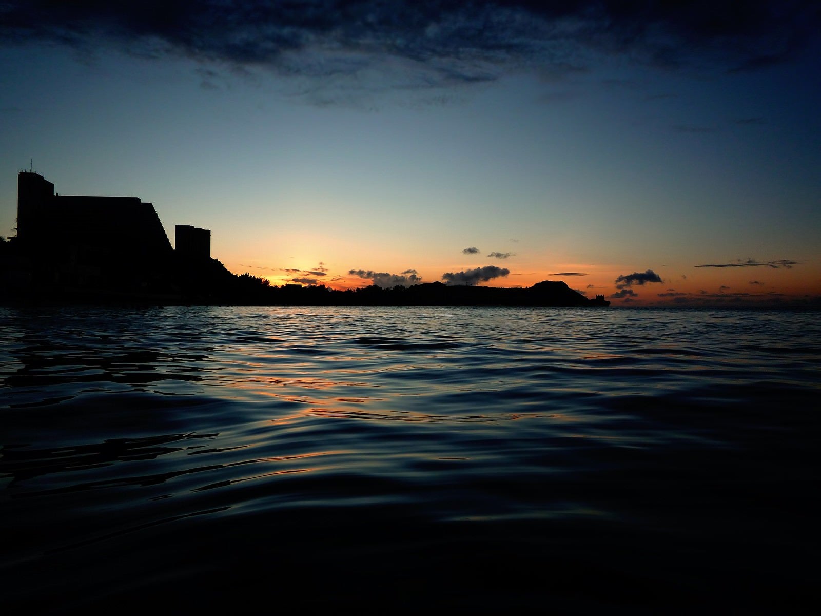 「夕暮れビーチのサンセット」の写真