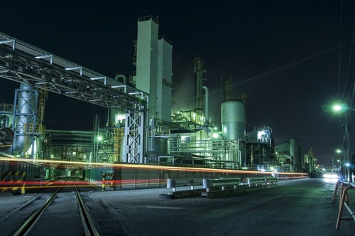 光が溢れる夜の工場の写真