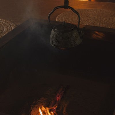 火の入った暖炉裏の写真