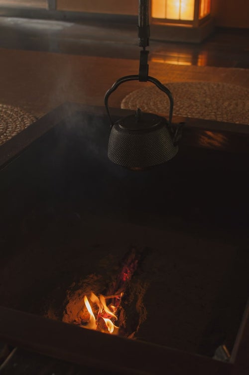 火の入った暖炉裏の写真