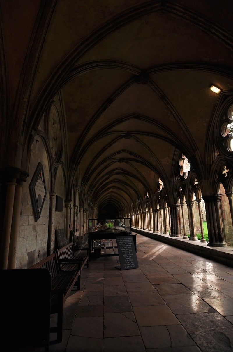 「イギリス：ソールズベリ大聖堂の回廊」の写真