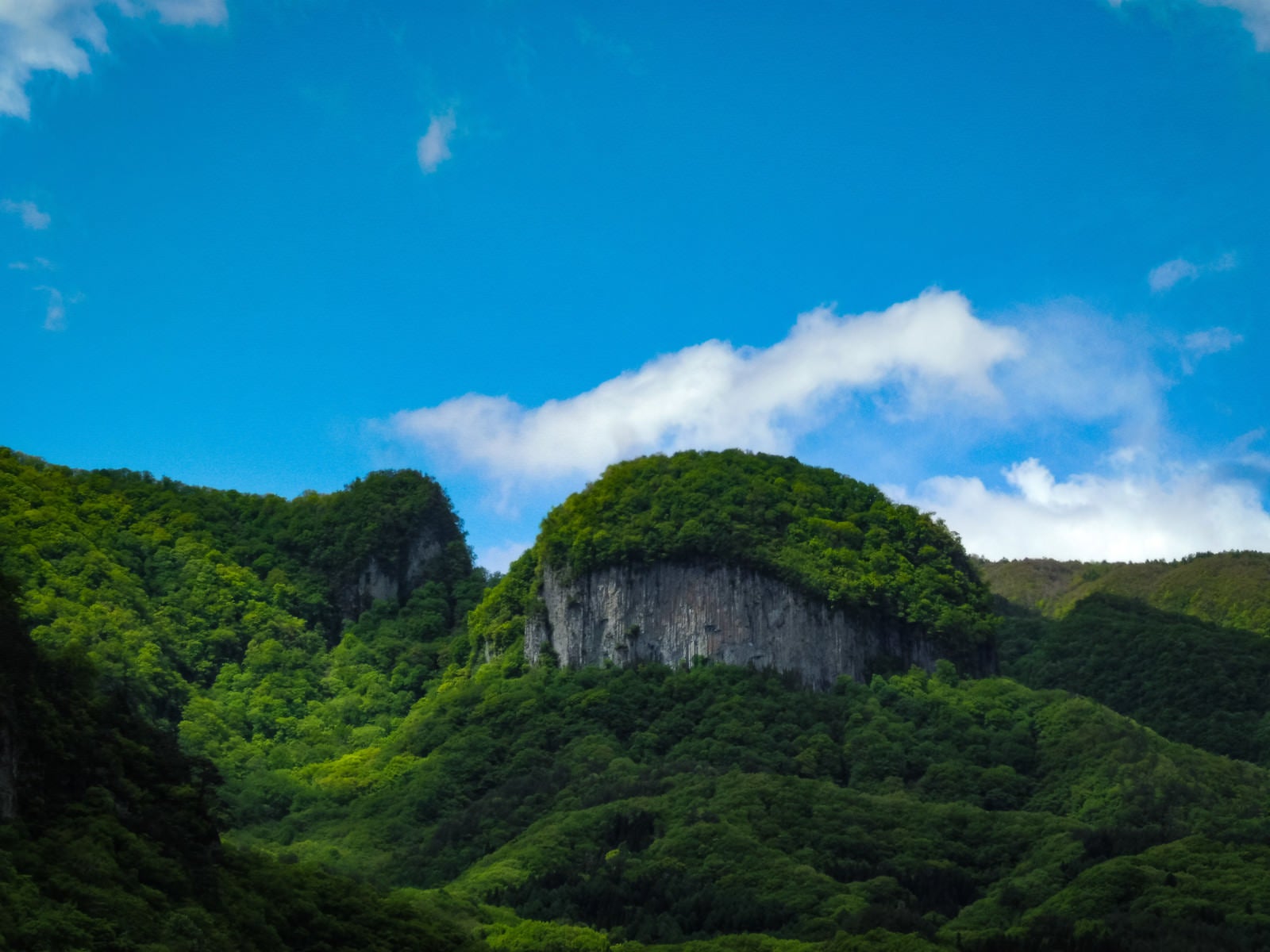 「青空と絶壁の丸岩」の写真