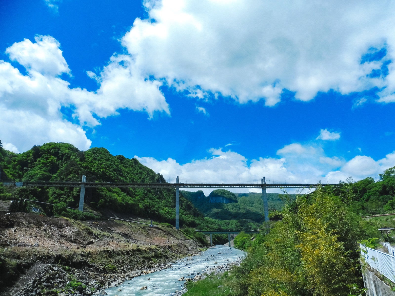 「吾妻川と丸岩の景観」の写真