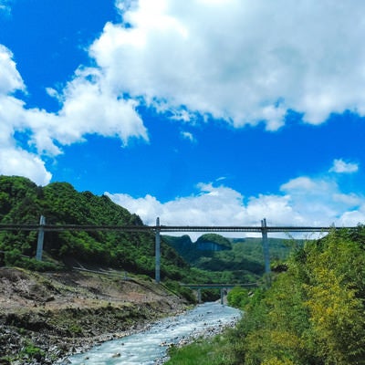 吾妻川と丸岩の景観の写真