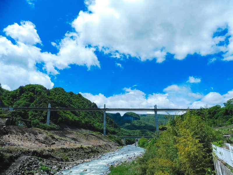 吾妻川と丸岩の景観の写真