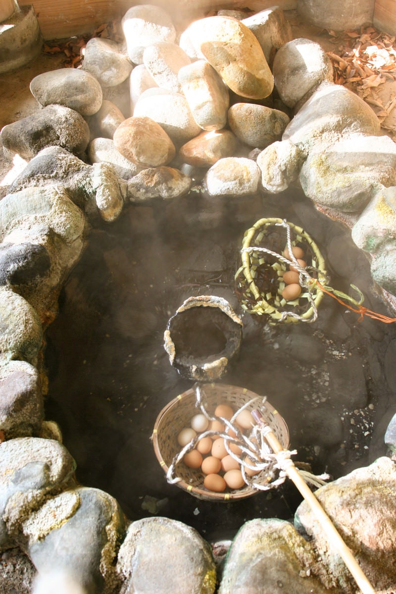 「旧川原湯温泉の新源泉で温泉卵づくり」の写真
