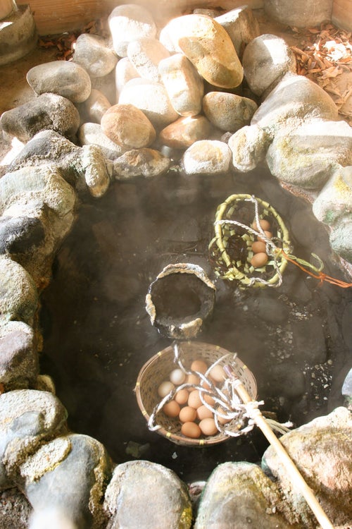 旧川原湯温泉の新源泉で温泉卵づくりの写真