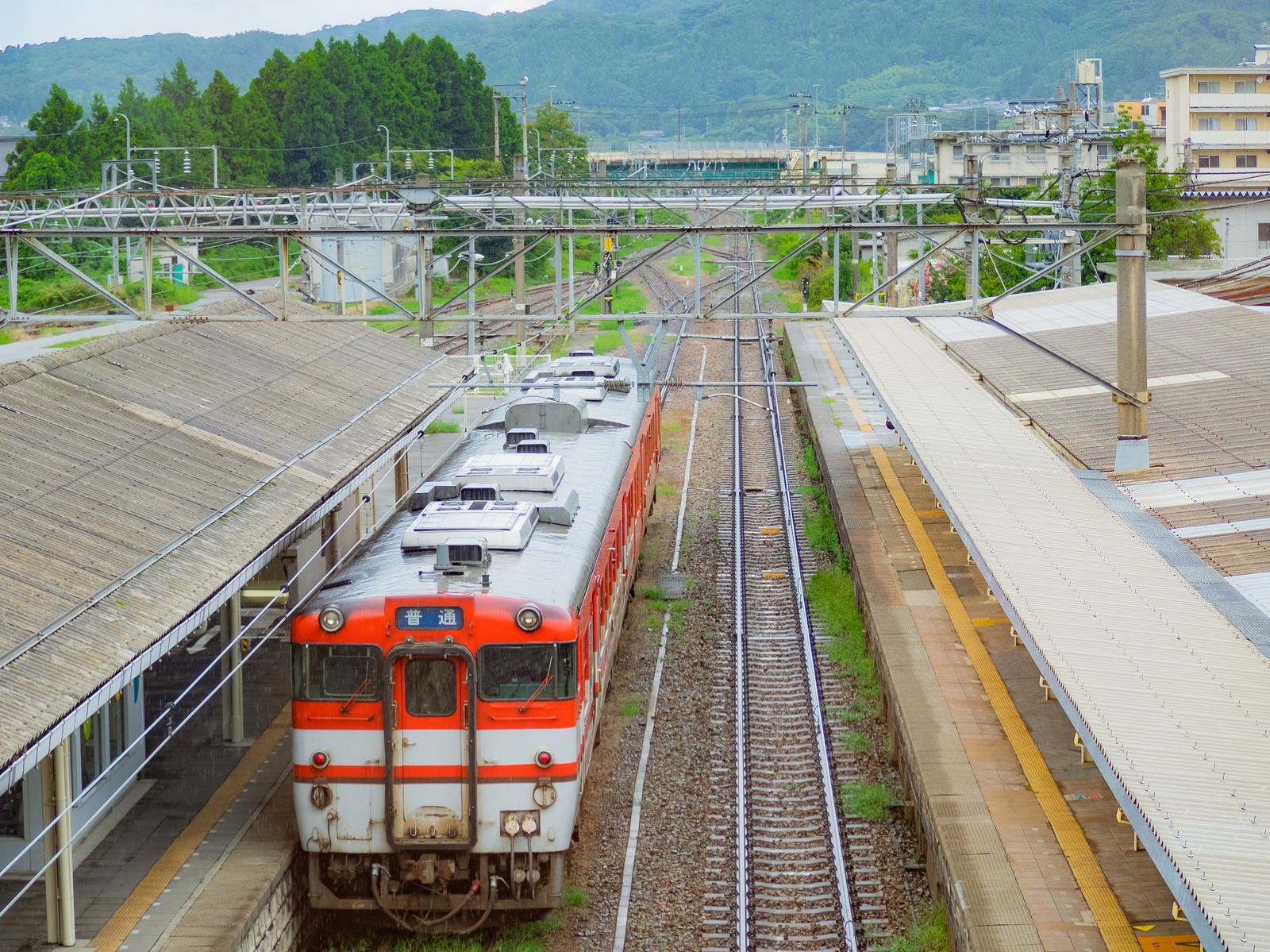 「JR村上駅から出発する電車（キハ40系）」の写真