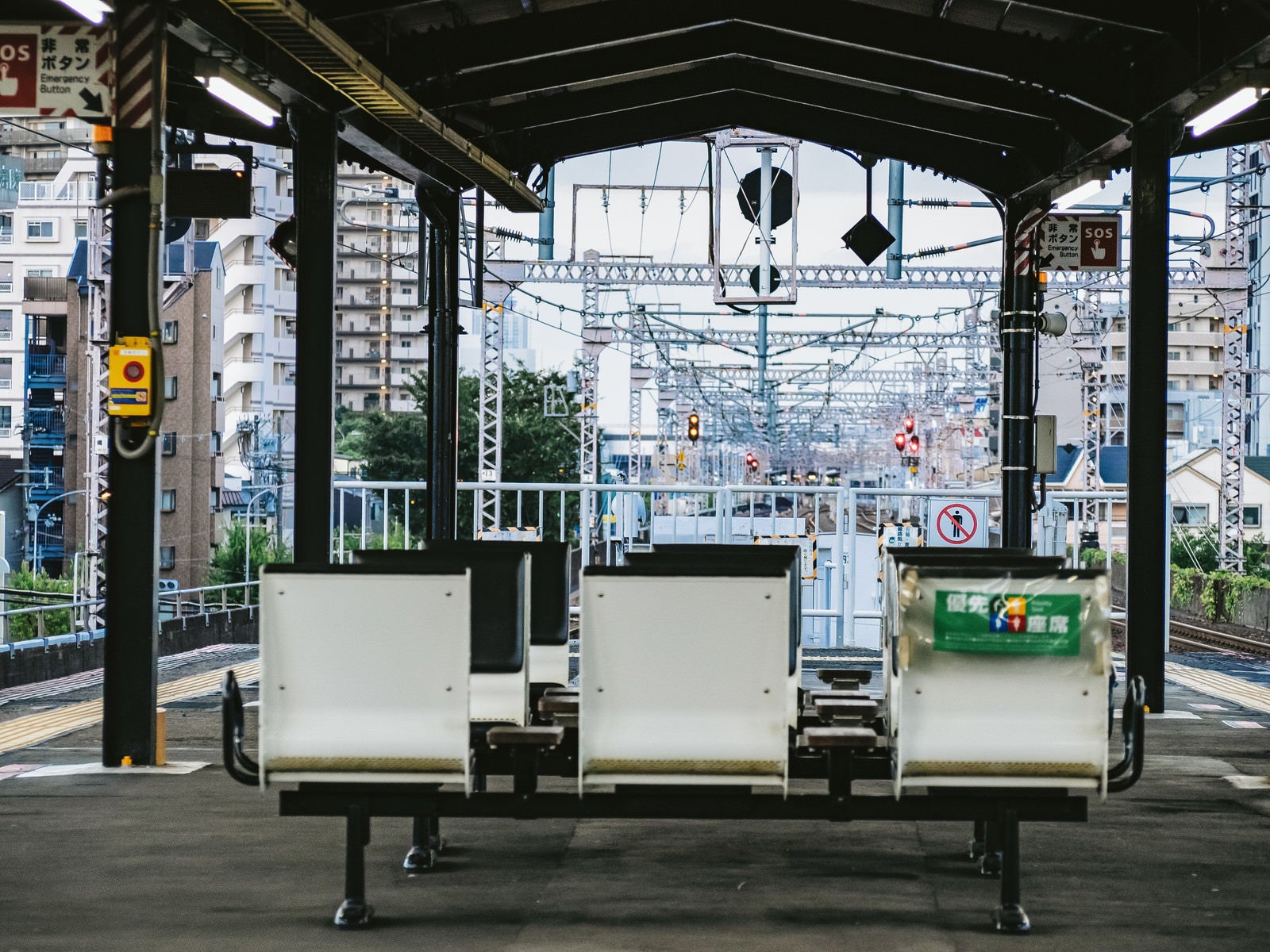 「JR環状線野田駅のホームから見える景色」の写真