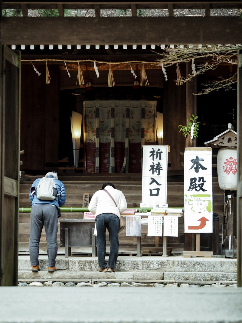 「宇治上神社に祈願中の参拝客」の写真