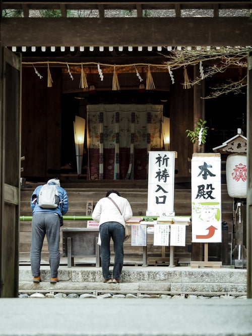 宇治上神社に祈願中の参拝客の写真