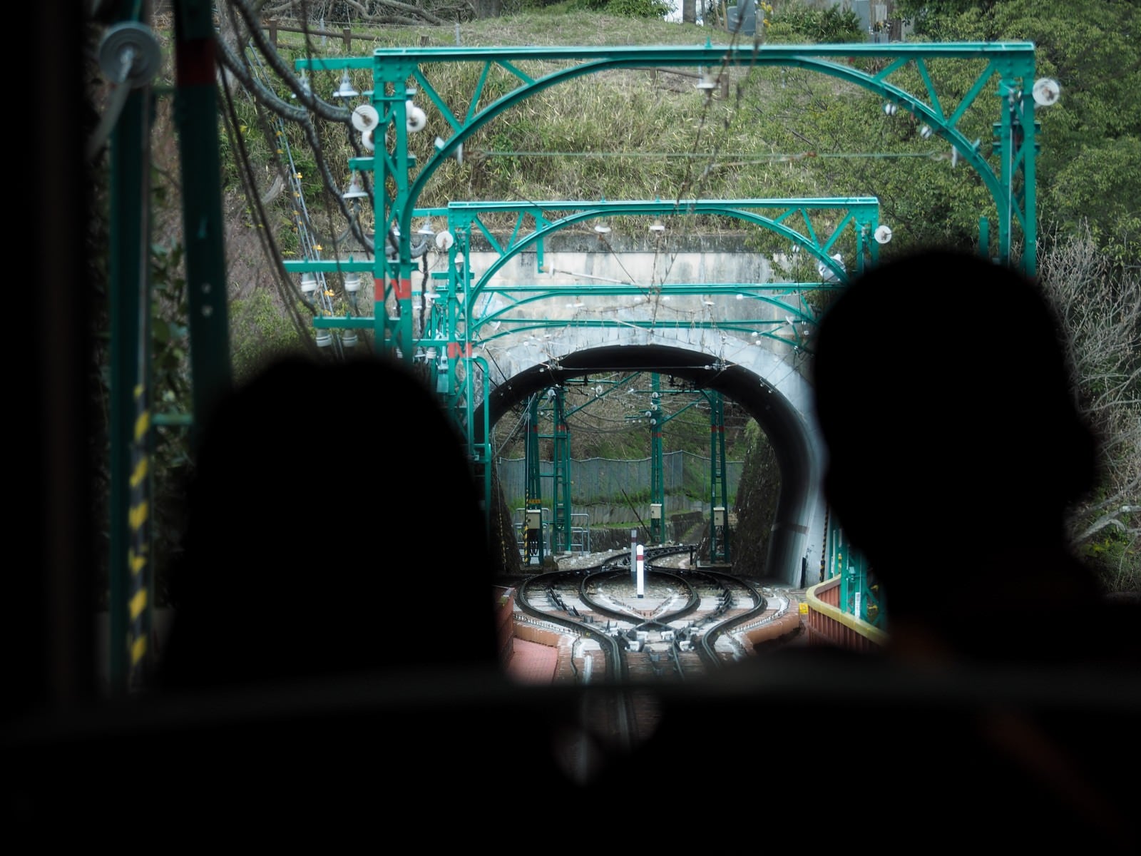 「男山ケーブルの乗客越しに見るトンネル」の写真