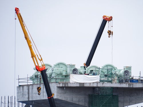 復興作業中の気仙川水門とクレーン車の写真
