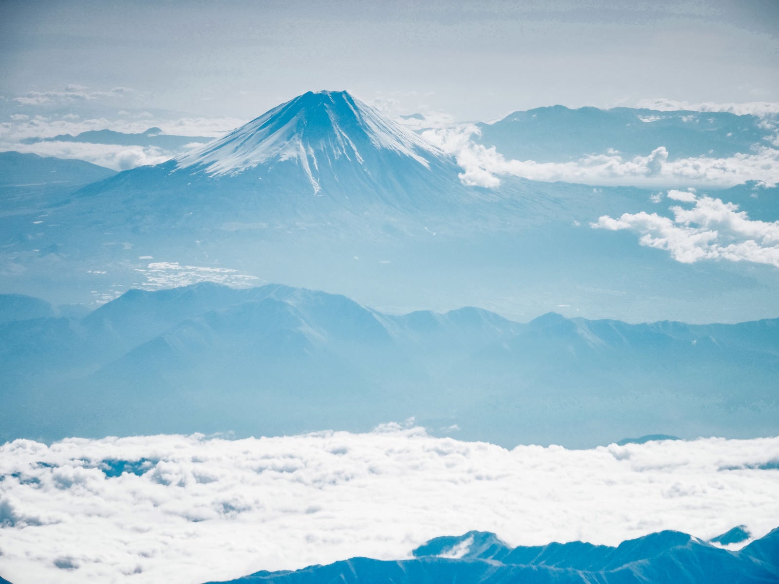 「霞む名峰（富士山）」の写真