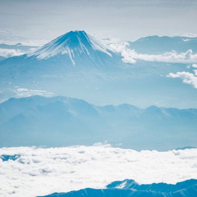 霞む名峰（富士山）の写真